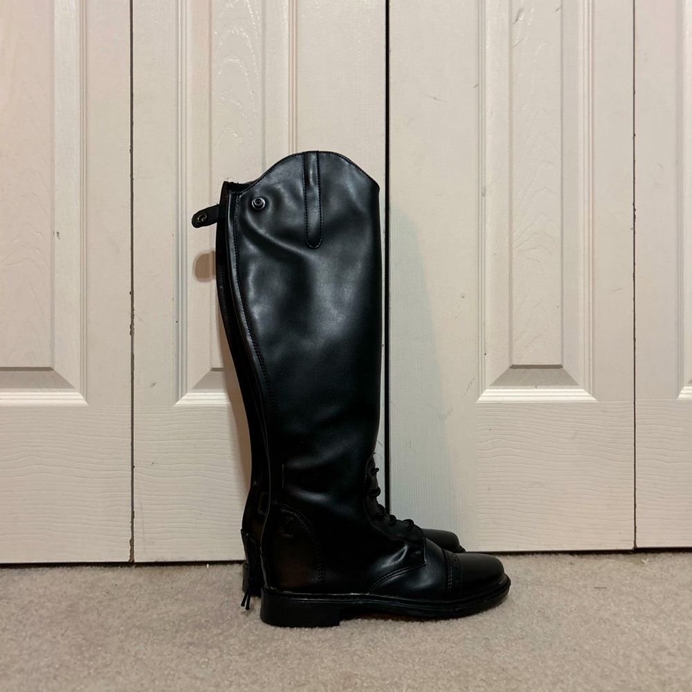 Black tuffrider boots. Never used. In great condition. Size 4. Calf size: reg
